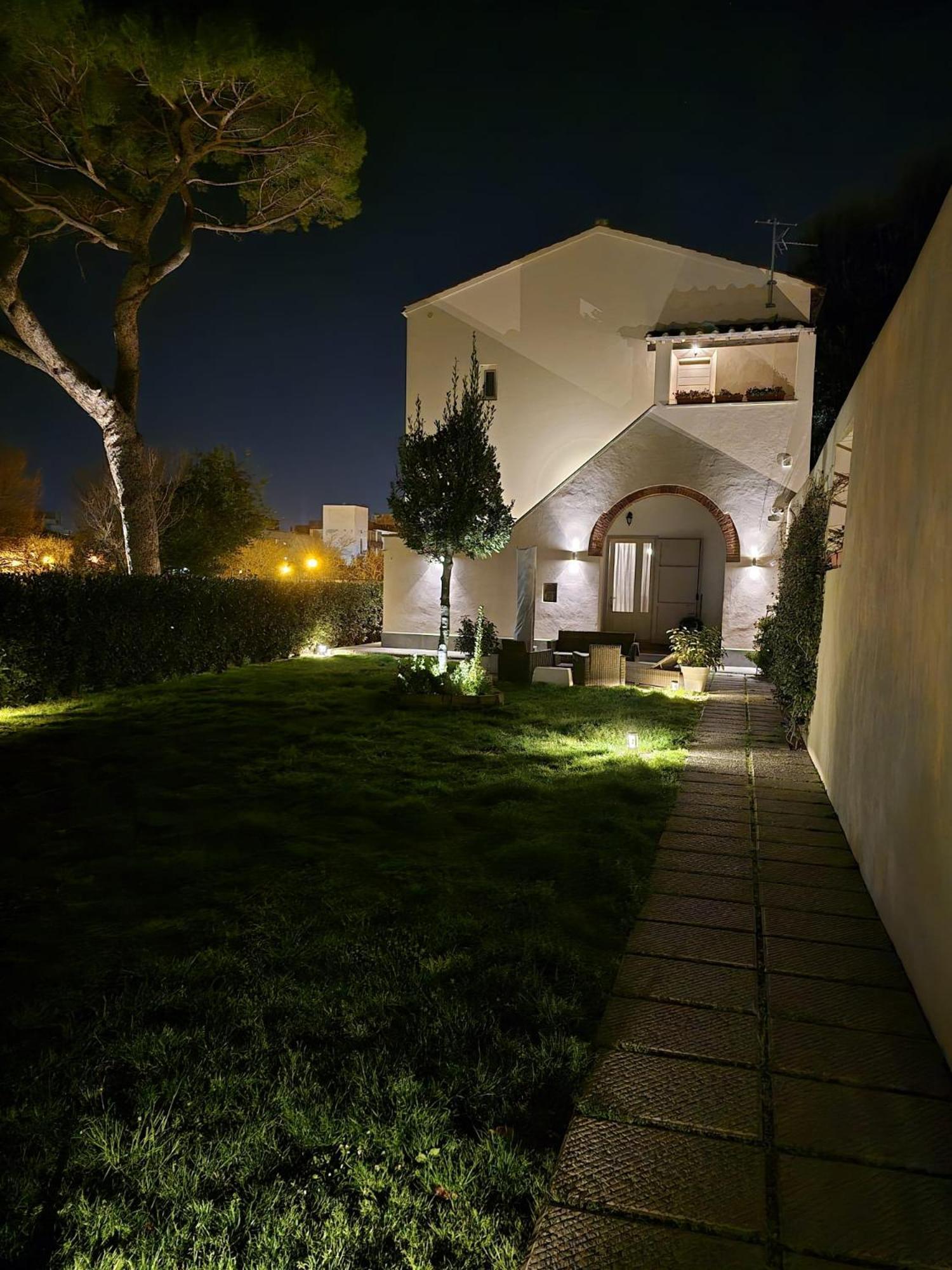 La Villa Apartments Tinaia - Excellent For Sardegna & Corsica - 6-8 Beds - Private Parking Included With Camera リヴォルノ エクステリア 写真
