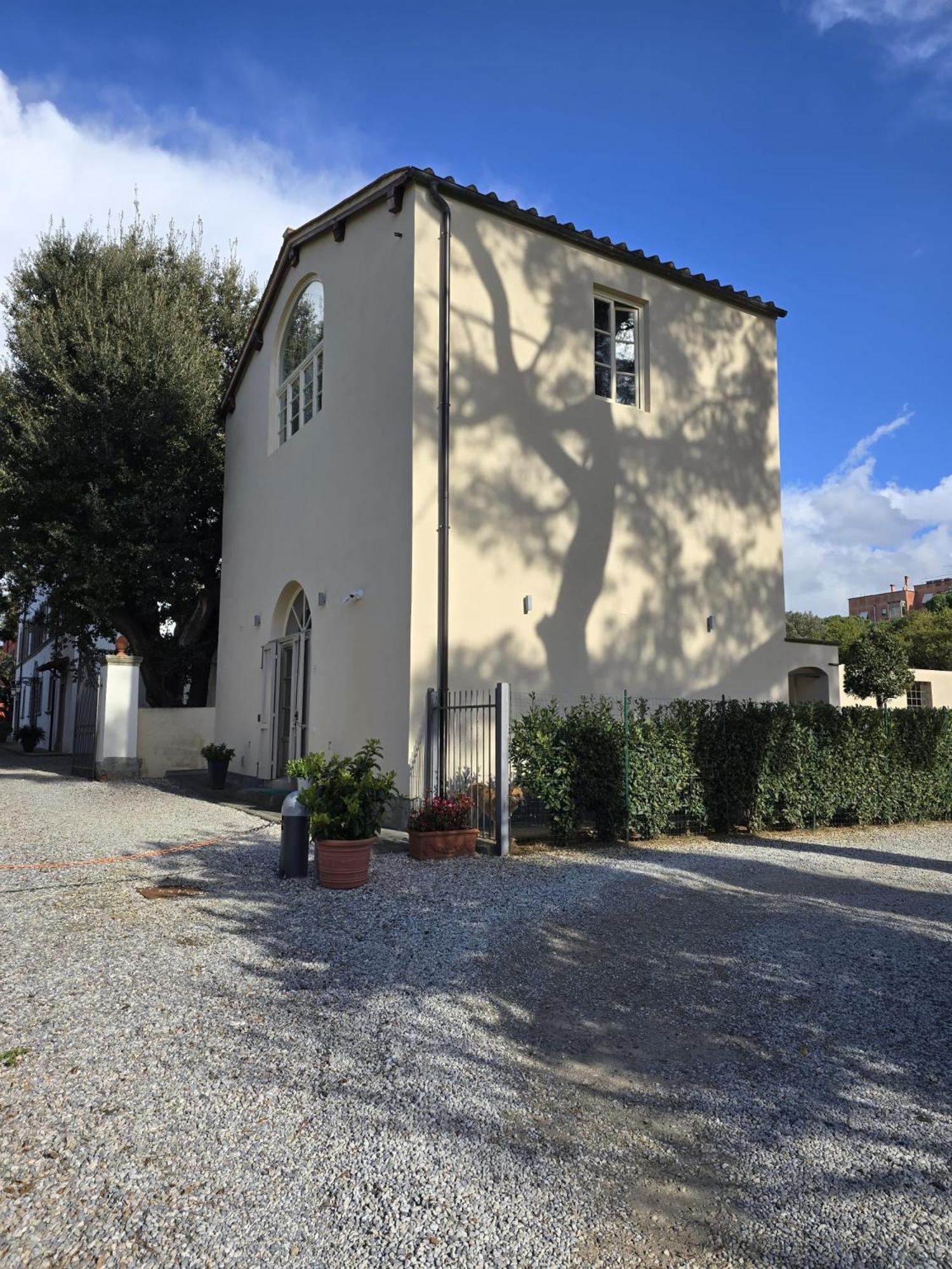 La Villa Apartments Tinaia - Excellent For Sardegna & Corsica - 6-8 Beds - Private Parking Included With Camera リヴォルノ エクステリア 写真