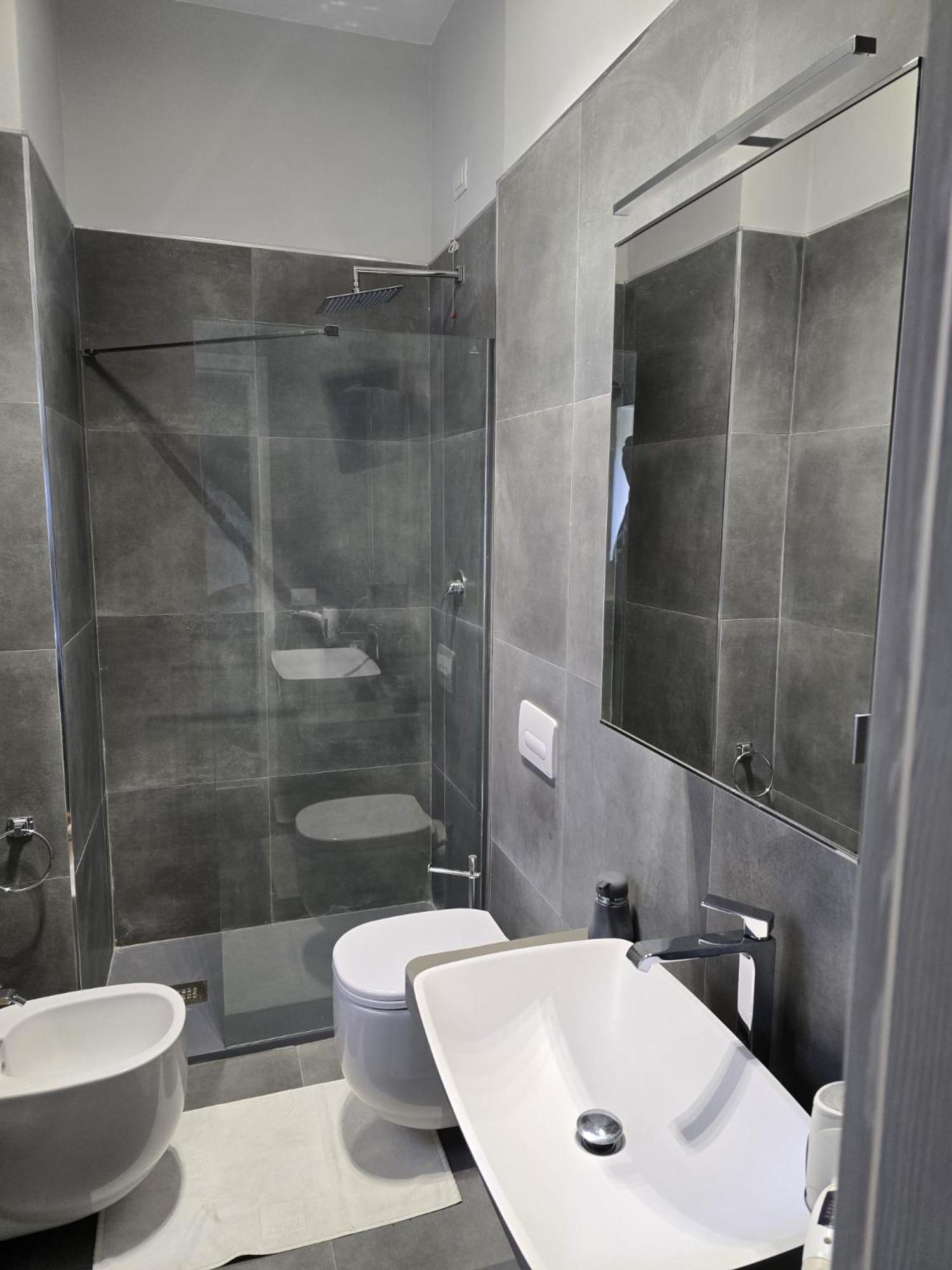 La Villa Apartments Tinaia - Excellent For Sardegna & Corsica - 6-8 Beds - Private Parking Included With Camera リヴォルノ エクステリア 写真